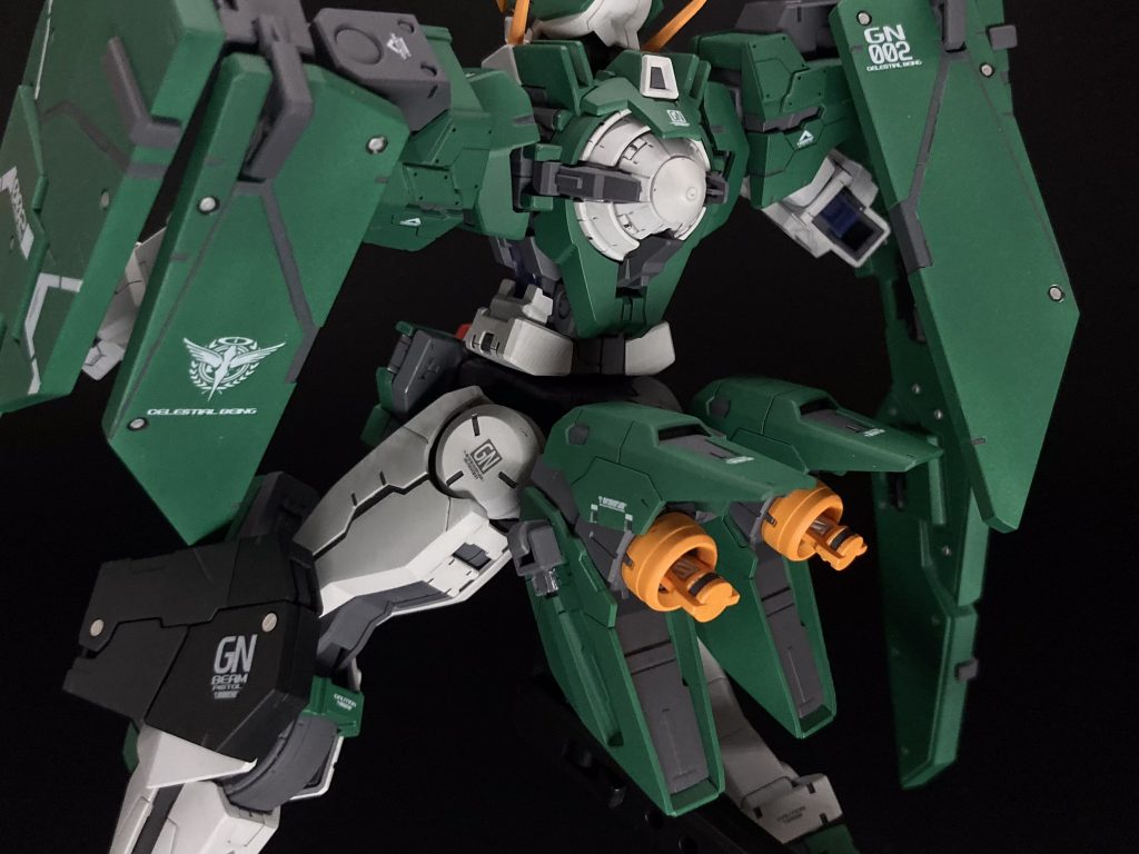 後ろのGNバーニアも見ずらいですが、エナメル塗料のシルバーとグレーで部分塗装しています。