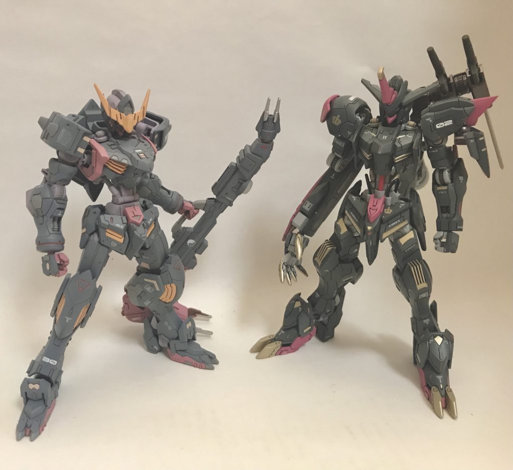 三子の魂なんとか笑 前の画像の旧ザク含めて黒ピンクだし、根っこの部分で好みは変わらないんだなぁとしみじみ思ったのでツーショットを撮りました。しかし似通ってますね、別に見ながら作ったとかじゃないのに笑