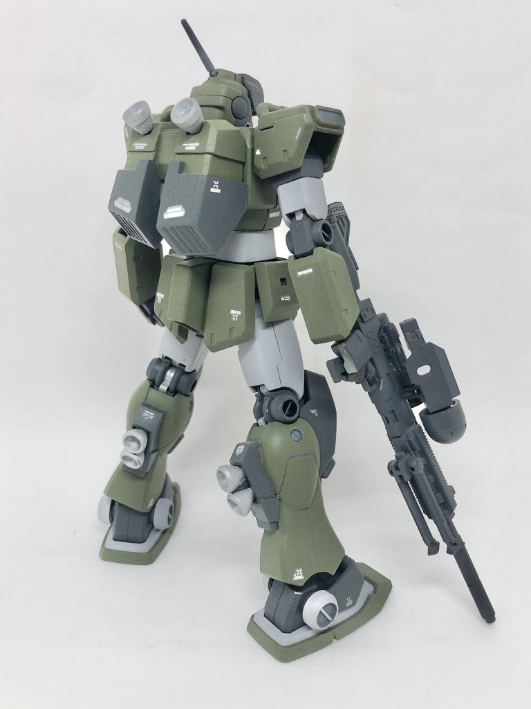 ジム改、ジムカスタムからそれぞれ近しいパーツを組み合わせ、足りない部分はパテとプラ板でゴリ押しました。