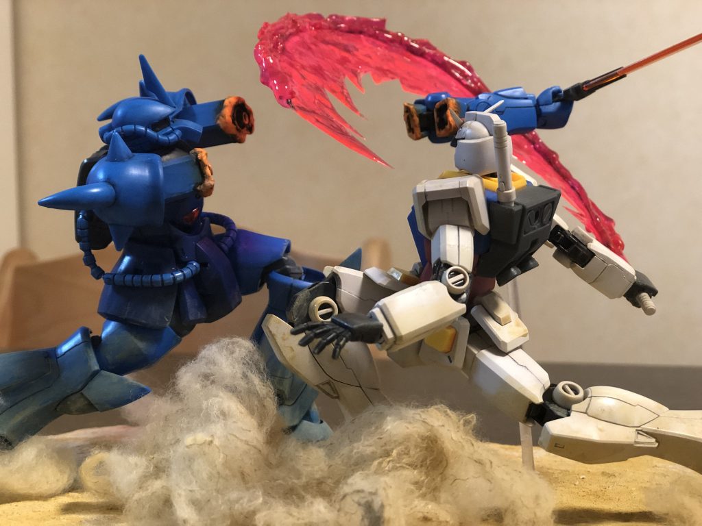 隠れて見えないところですが、グフの左腰アーマーは可動に支障があったので外しています。砂埃は綿です。