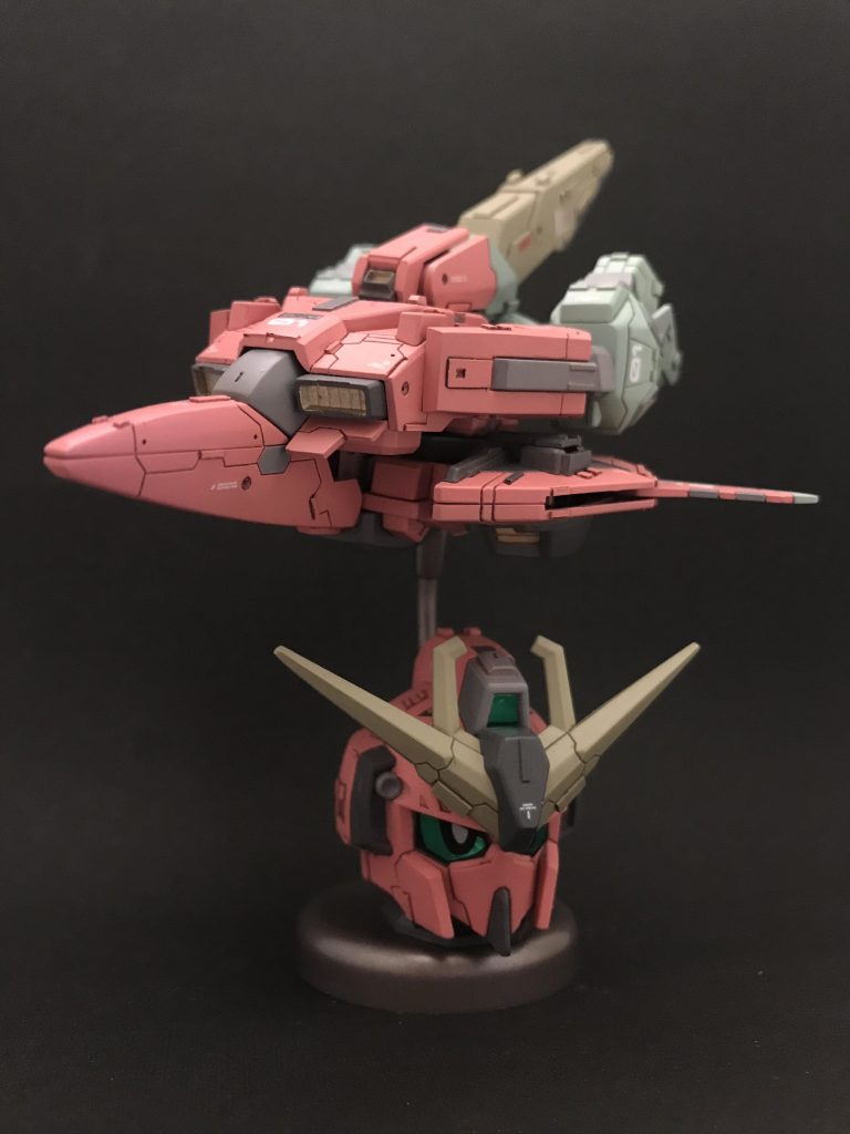 百均のミニライトスタンドの台座とランナーを組み合わせて専用のスタンドを作りました。ちょっとしたヴィネットみたいな感じで頭と一緒に飾れます。最初から台座に重りが入っているので倒れなくていい感じですよ。