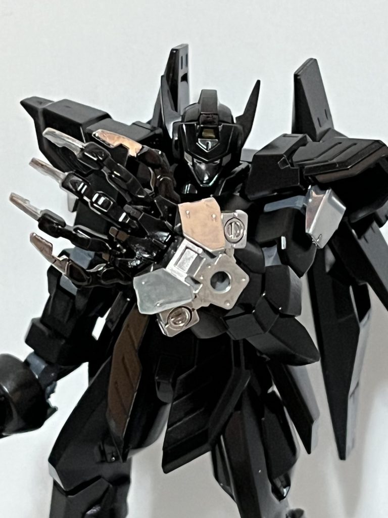 アームガード兵装のクローパーツに小型バックラーが付いてる感を