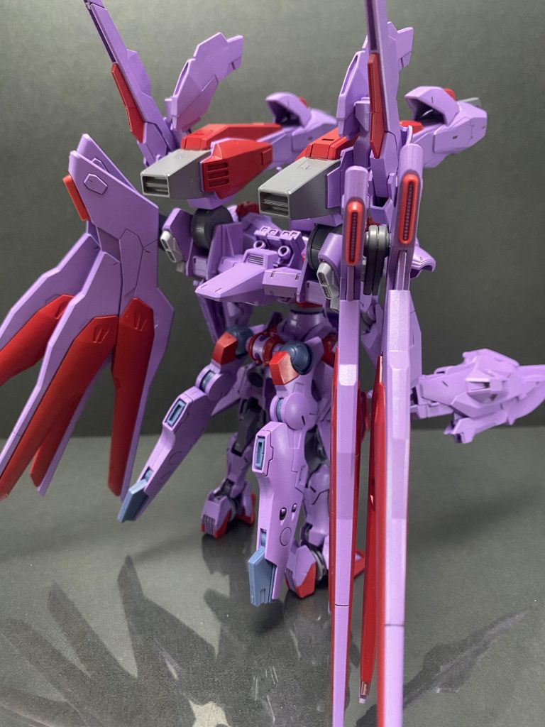 前後全体像ジャンクパーツを混ぜ混ぜしてそれらしいフォルムにしてみました。関節強化したおかげで自立可能。