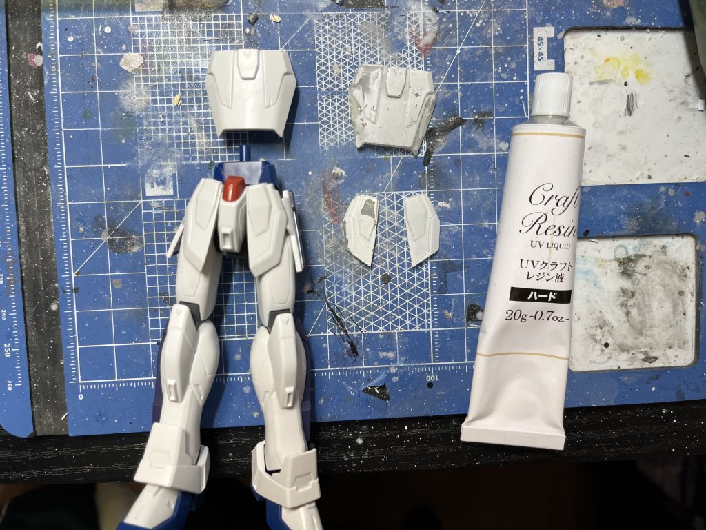 フロントアーマー、リアアーマーはHGのものをレジンで複製しました。気泡ができたり、歪んだりして大変でした…