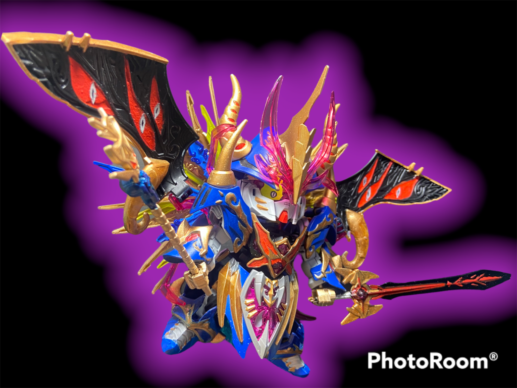 マントを開いた、ブラックドラゴン形態。「マントを閉じた状態はクールに、マントを開いたら禍々しく」…っていうのを目指したんですが、色使いのチョイス間違えたかな💦実は背中にストライクフリーダムっぽさを出してるんですが、それをかき消してくるマントの圧倒的な存在感。