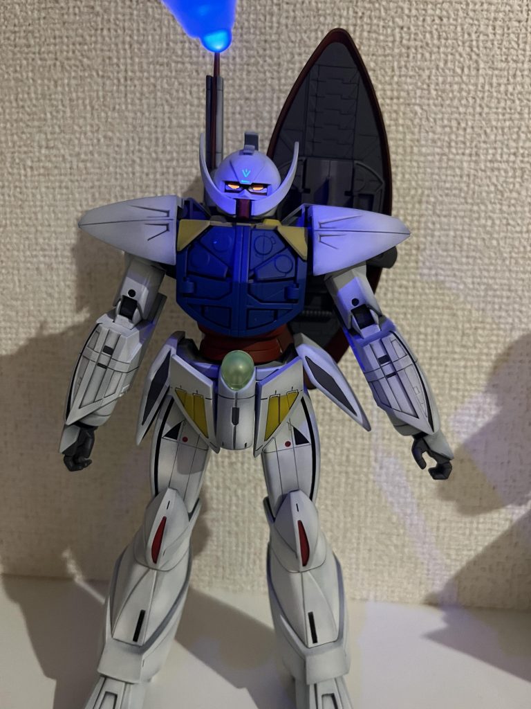 ブルーライト発光するように顔は丁寧に塗り分けてます。