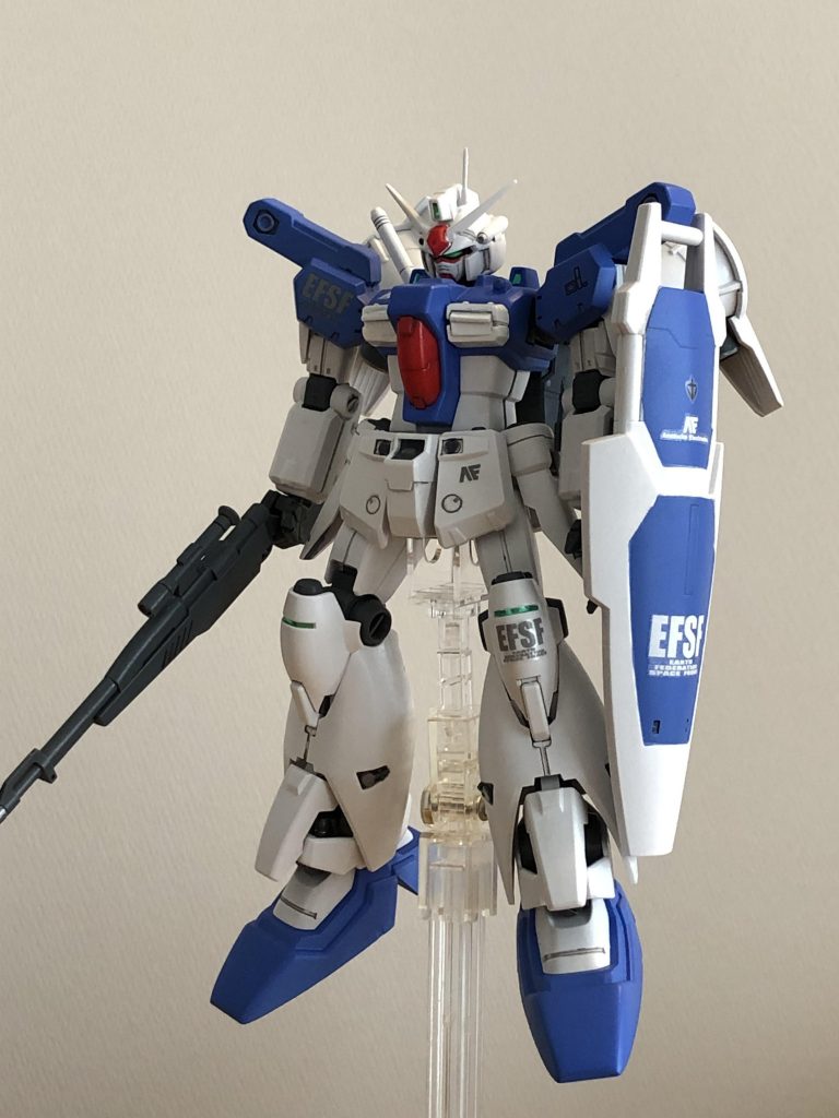 HGUC初期キットですが、素のプロポーションの良さに驚きました。主な変更点は、①顎部を下げる②怒り肩に変更(関節のボールジョイント化)です。