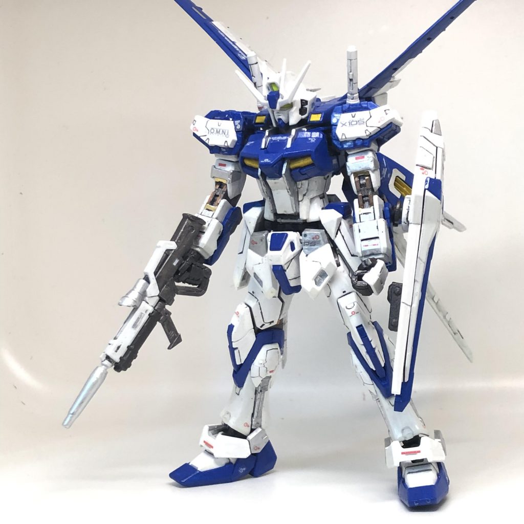 前から。UVライト当てないとこんな感じです。アクリジョン筆塗り。(青とホワイト、グランプリホワイト、シルバー、黄色、蛍光イエロー)タミヤエナメルで墨入れ。拭き取りはガイアノーツの薄め液で。付属シールはほとんど貼ってみました。(白の上に白は貼らなかったですが)。最後にダイソーの艶消しスプレー。