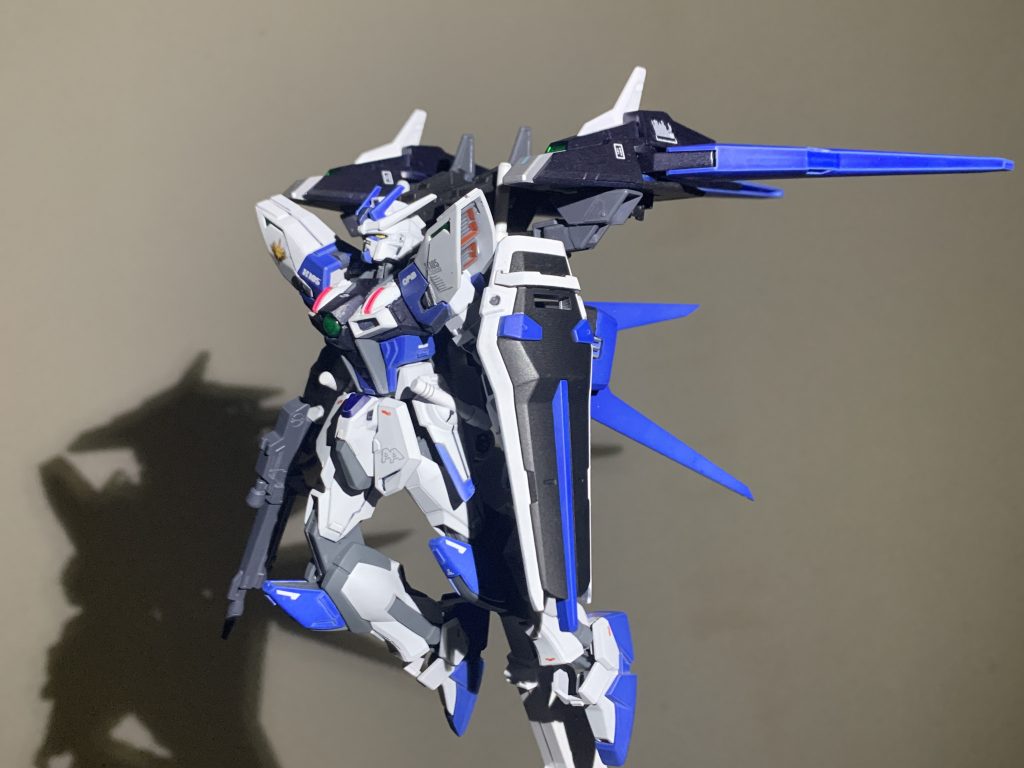 フライトモード本機に搭載されているドラグーンを翼状に展開し、改修型エールストライカー以上の飛行性能を獲得している。この形態ではドラグーンを固定法として使用することは不可能。