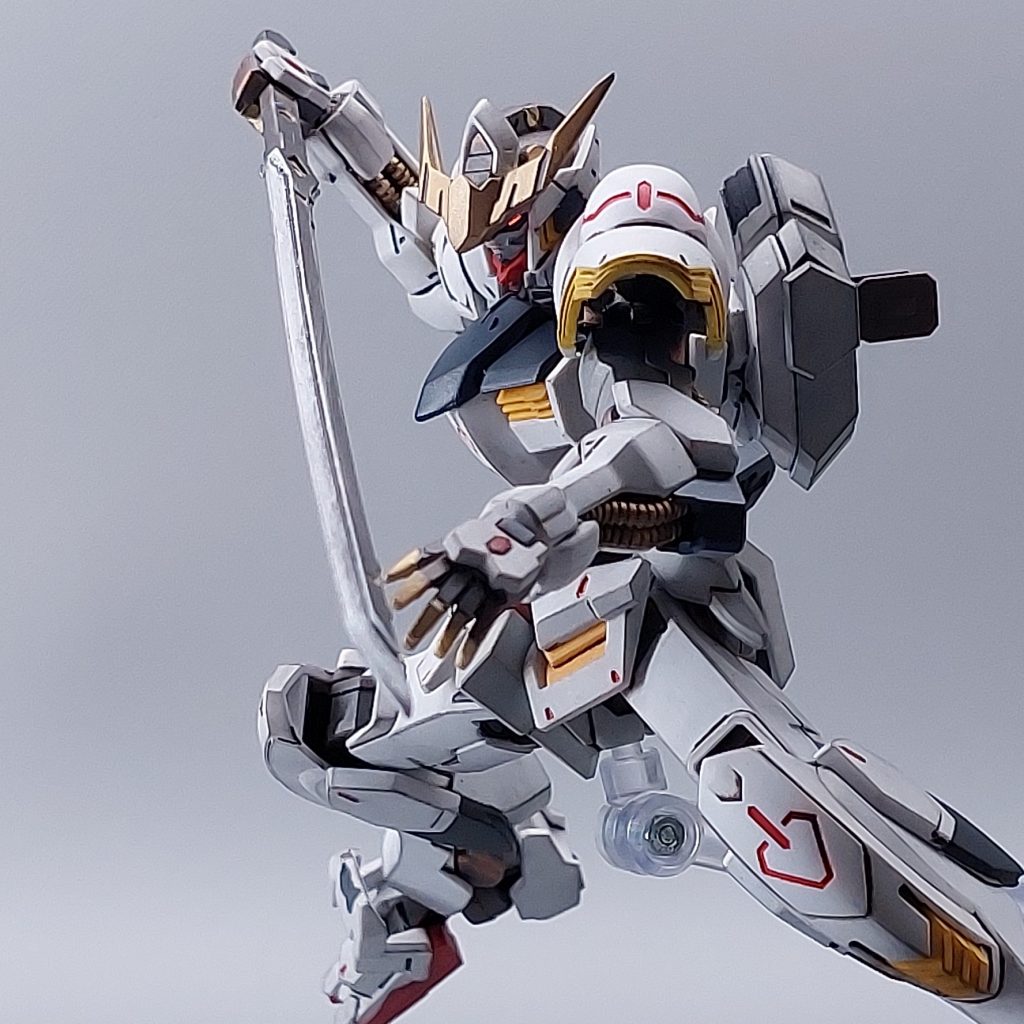 鉄血太刀は同じくフレームのガンメタで塗装したあと刃のところだけギルティングワックスのシルバーを擦りました