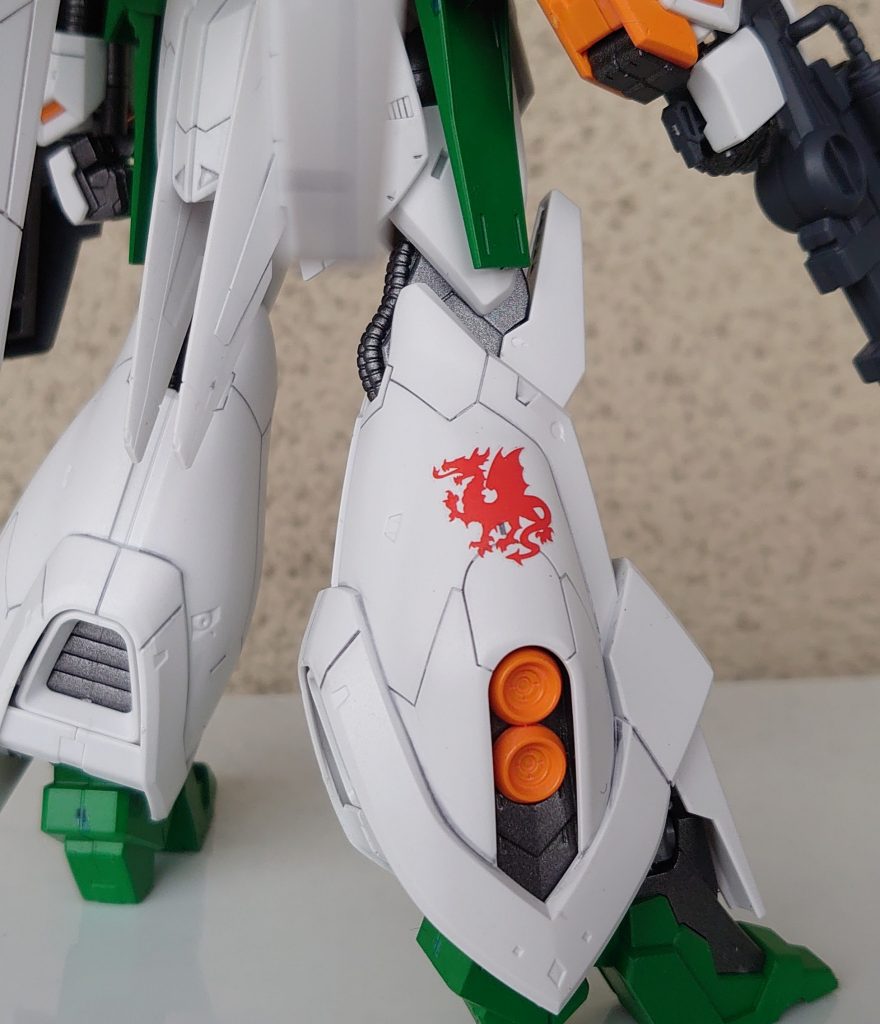 ワンポイントにこのようなデカールを配置してみました。