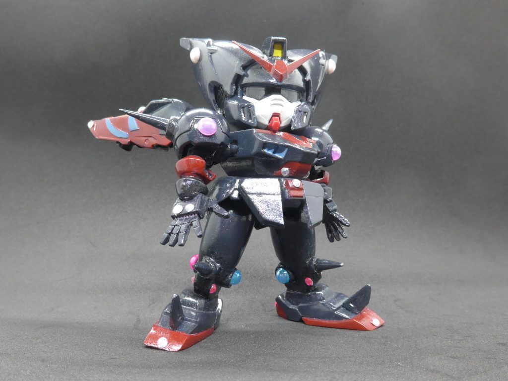 SD初挑戦の割には気の向くままに結構いじってしまいました。気持ちとしては、少しかっこいい方に持ってこようとした感じです。上から、アンテナはMGガンダム(余りもの)、カメラアイは「シール貼らないほうがグラサンみたいでかっこいいのでは?」と思ってキット地のまま、耳?はモールド入りのプラ板でふたをしました。両肩はプラ棒削り出しのスパイク追加と後ろにそらせてカッコよさを強調しました。手首はビルダーズパーツから。腰の前後アーマーはMGガンダムの肩パーツ(余りもの)を加工、ふとももはあったほうがいいんじゃないだろうかと思い、FGザクから、ひざはこれまたプラ棒削り出しスパイク追加、です。