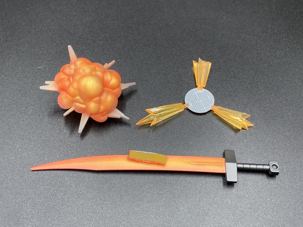 エフェクト各種です。マズルフラッシュと爆発は、綿はヘタるし、パテは重いので、楽をしたい気持ちもありバンダイの公式パーツを塗装して利用しましたが…イマイチでしたね。 今後使いまわせればと思ったのですが、次は作るかもしれないです。ヒートソードの切断面は、プラ板のエッジにパテを盛ったものを蛍光塗装し、剣と重ねて装甲の隙間に挟んでいるだけです。 陸ジムは今後も脇役に使用したいので、穴を空けるのは避けました。
