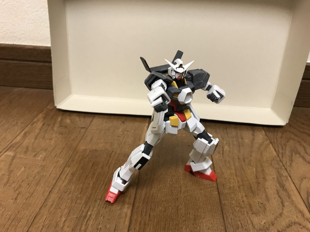 本機も1号機と同様に、アズラエルから最高傑作と自負されており、「AGEシリーズ最強であるガンダムAGE-FXを上回る」とまで言っているが、本機と実際の基本性能はAGE-FXとは大差は無い。本機に搭乗する連邦軍の元少佐は、1号機のパイロットほど卓越した操縦技術を持っている訳ではなく、フォースインパルスガンダムやガンダムエクシアマンティスには劣勢になりがち。しかし、それでも元少佐もまた、連邦軍の中でもトップ5に入るだけの操縦技術を持つパイロットではあり、本機の性能を充分に引き出せている事に変わりはなく、操縦技術の差もあって、本当にガンダムAGE-FXをも圧倒する実力を見せるなど、アズラエルの自惚れとAGE-FXに対する過小評価は、皮肉にも連合軍の犠牲によって現実のものになる。こうして、1号機と共に最強と謳われた本機は、連邦軍に牙を向けていく。果たして、連邦軍は本機を奪還できるのだろうか?