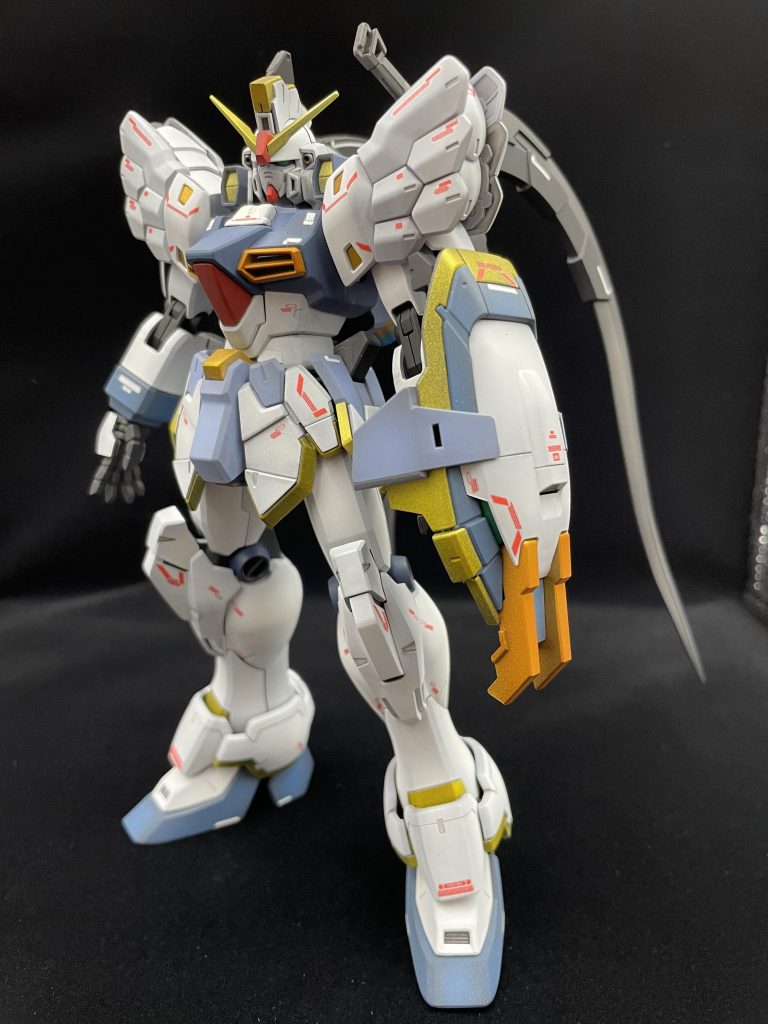 イエローとレッドの部分を差し色としてキャンディー塗装にて塗装。立ち姿が非常に様になるMS