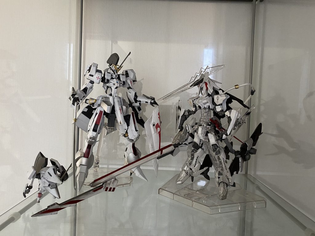 [ツーショット]最後はずっとやりたかったツーショット！ということで、以前に制作した、GTM版LEDミラージュこと、ツァラトゥストラアプターブリンガーをモチーフに制作したガンプラ、ザラシュトラ・リグ・アヴェスターとのツーショットを☺️FSS濃度、そしてミラージュ騎士団濃度高めなお気に入りの棚です☺️