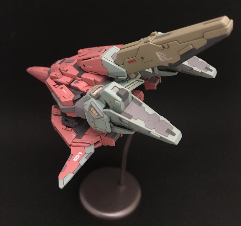 後ろから。普段はプロポーションのためにモールドを削り落としても「見えん見えん」と放置している靴底ですが、今回はそうもいきません。1からきっちり掘りました。逆に棒 (スタビライザー？) や羽の先端は一度モールドを埋めてデザインし直したりしてます。