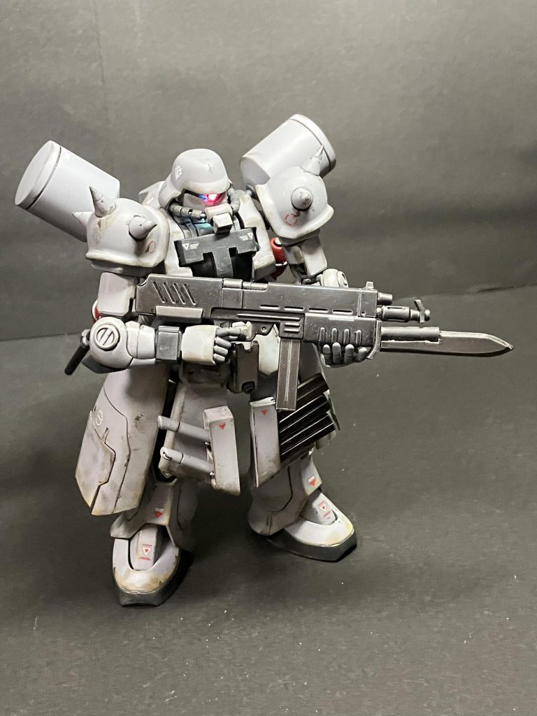 前面図フル装備です。武器は銃剣付きマシンガンとシュツルムファウスト。スカート前面に付属するスペアマガジンやビームサーベルは取り外し可能です。