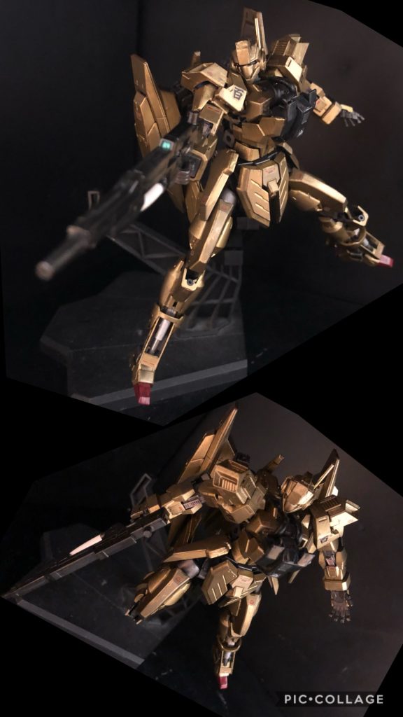 oyz「先ずは頭部です。耳のパーツは撤去！額に、それっぽいパーツを付けて頭部後方にアンテナを設置して百式っぽさを出してみました。」ウルフ「よくわかんねえぜ。」oyz「胸部は色変えだけでもイイかな、と思ってたんですが、可変の兼ね合いもあって装甲を一枚被せてます。ここのパーツ追加だけでも印象変わりますね〜。後は肩の尖ってる部分は別のパーツに置き換えて自己主張を抑えました。」ウルフ「肩に”百“って付いてるぞ。」oyz「それ絶対必要なんですよ！イエサブで百シールだけゲットしておいたんです。」ウルフ「必要？そうなのか？よくわかんね〜けどな。」oyz「腰回りはイメージの近いGサイフォスのパーツを使いました。Gバウンサーだとパーツのイメージがだいぶ違うので、Gサイフォスをベースにして正解でしたね〜。キットにシールドは付いてませんが、今回は使いませんですし。ちなみにライフルも付いてきませんが、今回はジャンクから持ってきました。」ウルフ「シールドとかが無い代わりに海賊パーツが付いてるんかよ。」oyz「後は脛ですね。そのままにしようかなぁとも思ったんですが、やっぱりシリンダーを追加しました。やっぱコレがなきゃあ！グッとエロくなりましたっ！」ウルフ「フレーム出てて大丈夫なのかよコレは！？」oyz「なーに、当たらなければ、どうという事は無いんですよ。」ウルフ「ハッ！言うねえ。面白えじゃねえか。」ウルフ「ところでなんでこんな目立つ色なんだ？」oyz「あー、コレはビームコーティング仕様エマルジョン塗装です。」ウルフ「何！？ビームを弾くのか！？」oyz「いえ、直撃したら効果は無いので気をつけて下さい。」ウルフ「ねえのかよ。」oyz「なーに、当たらなければ、どうという事は無いんですよ。」ウルフ「またそれかよ。面白えな。気に入ったぜ。」oyz「という事で、頭部、胸部、肩部、脛部を改造して金色にすれば、まあ大体、百式になる！という報告でした。」ウルフ「ちょっと待て。可変するとかいう話はどうしたよ？」oyz「ぬかりはありませんよ！各パーツを改造するついでに可変改造を施しましたっ！では可変シークエンスを見てください！」