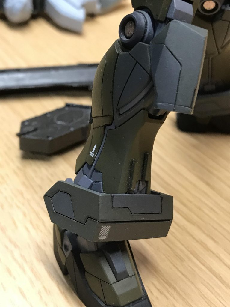 膝装甲にはグレイズのものを拝借しました。アンクルアーマーはフルスクラッチです。スジボリも頑張りました。