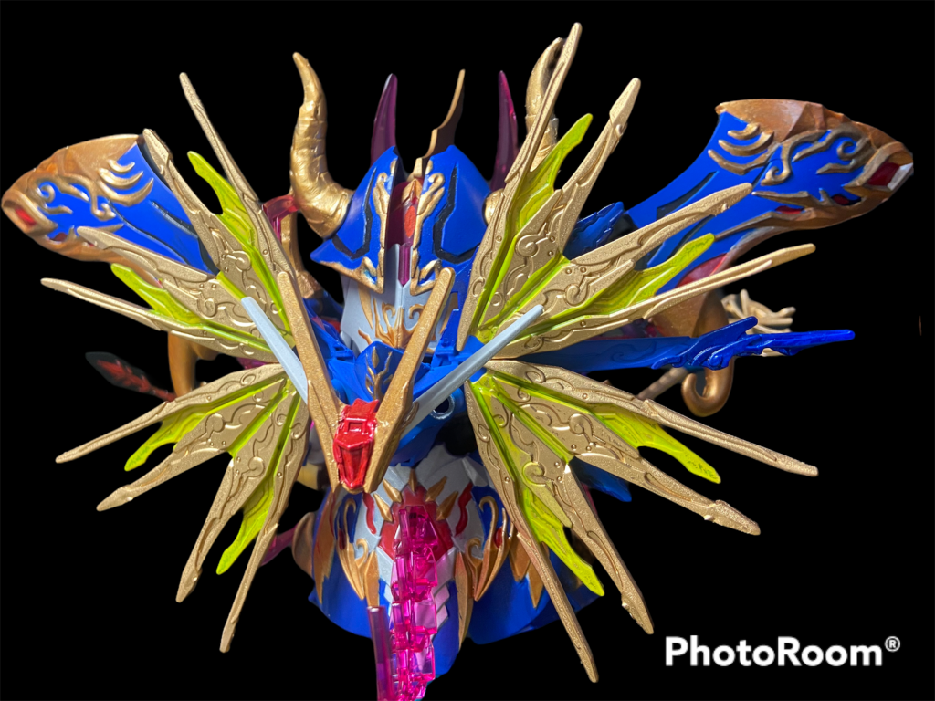 その背中というのが、こんな感じに。ドラグーン的な金色の翼?を外すと(マント展開前の姿)、右側だけの青い片翼の姿になります。https://gumpla.jp/sd/1092706ナニモノかの片割れ?ということでナイトは左だけ、サタンは右だけ、と、左右それぞれに翼を持たせてみました。(わかりやすいマント展開前の写真は撮り忘れました🙄)