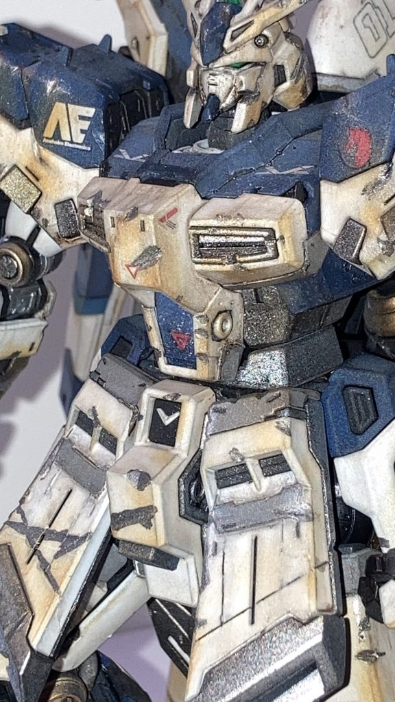 ダメージ加工は鉄ヤスリや、ニッパー、デザインナイフを使用しました。ウェザリングマスターを使用して、オイル漏れを表現してみました。