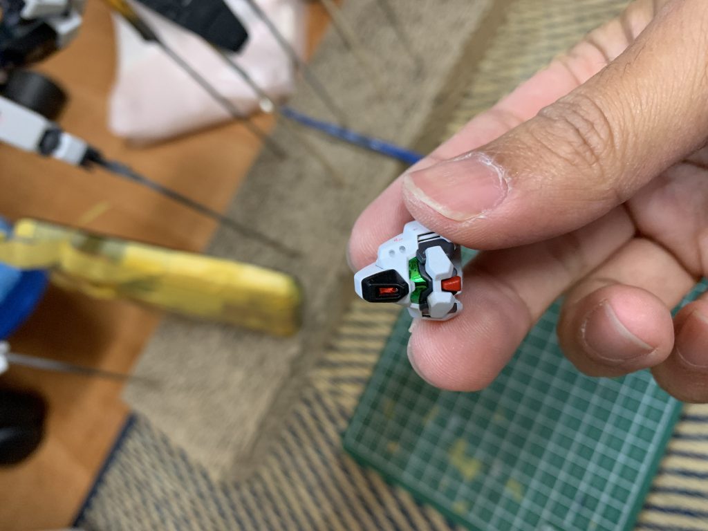 頭部メインカメラに100均グリーンのラピーテープを貼りイメージ変更。赤いメインカメラとパトカラーが被るためジム系のイメージし変更しました。