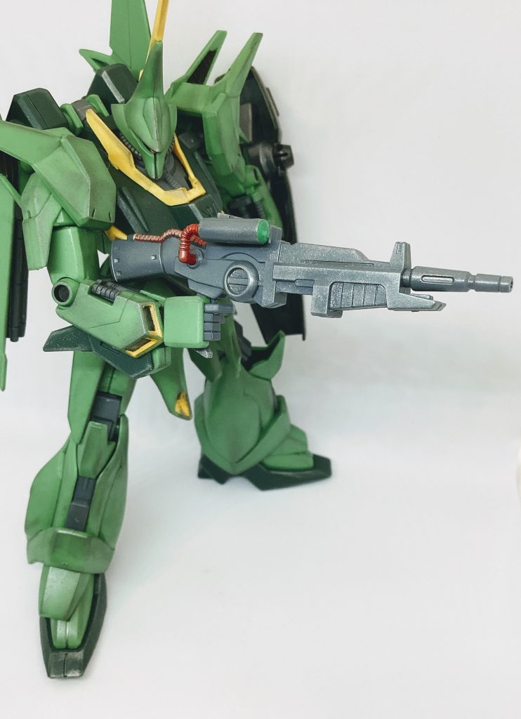 ライフルの赤と緑はガンマカ。ドライブラシ仕上げ。腕のバーニア部分はガンマカとスミ入れ。