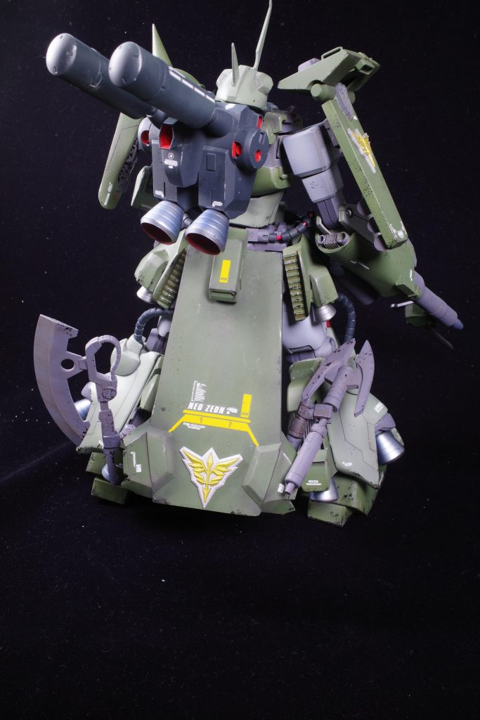 隠し武器を左右に展開状態。