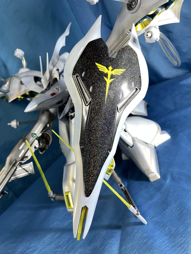 シールドに田宮さんのポリカボネート用ラメスプレー使用しました　下地が溶けないよう少しずつ重ねました