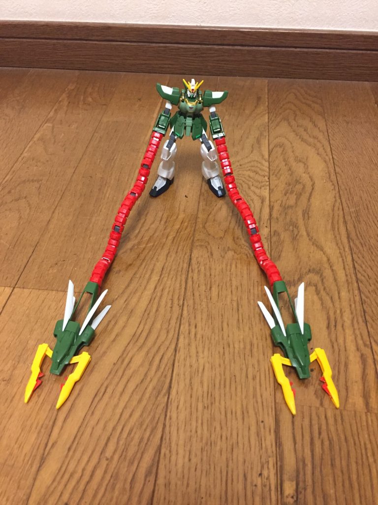 ドラゴンハング改修前から大幅にブラッシュアップされており、さらに多彩な運用が可能となっている。クロー部分改修前との相違点として、クロー部分が横開きに変更された他、さらに大型化もされており、クローをハサミのように生かした攻撃も可能となった。また、クロー自体も大幅に強化された事で、PS装甲すらも粉砕する高い攻撃力を獲得している。防御性能ユニットそのものが巨大化した事で、側面部はシールドとしての役割も果たすようになっている。本体と比べても、その防御性能は非常に高く、高出力ビームの直撃さえも防ぎ切るほど。延長アームによる伸縮機能改修前に引き続き、延長アームとドラゴンビーム砲を併用した擬似オールレンジ攻撃も可能。また、改修前との相違点として、接続方法を腕部とクローの間に延長アームを介する方式に変更する事で、両腕のドラゴンハングとトライデントを同時に使用できるようになった。ドラゴンビーム砲改修前から引き続き使用可能な高出力ビーム兵器であり、両方のドラゴンハングに内蔵されている。ビーム砲としての威力は大幅に強化されており、遠距離攻撃でもナノラミネートアーマーをも破壊できるほど。改修前との相違点として、このビーム砲自体が火炎放射器として機能する為、改修前のように両腕からのビームと火炎放射の一斉発射は不可能となった。しかし、放射されるその灼熱の炎は、PS装甲すらも焼き尽くすほどに強化されている。