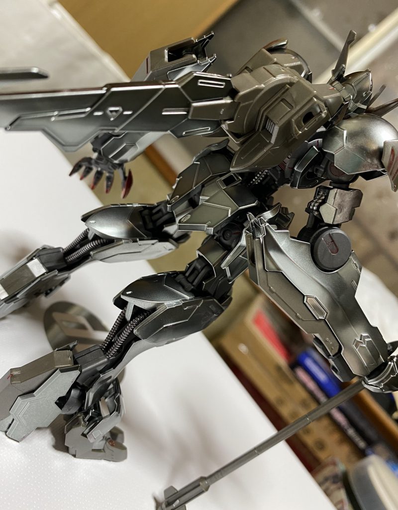 背面ガンダムフレームはメッキされてないので蛇腹部分やシリンダー部分は普通にヘビーガンメタリックや普通のガンダムガンメタリックで塗装