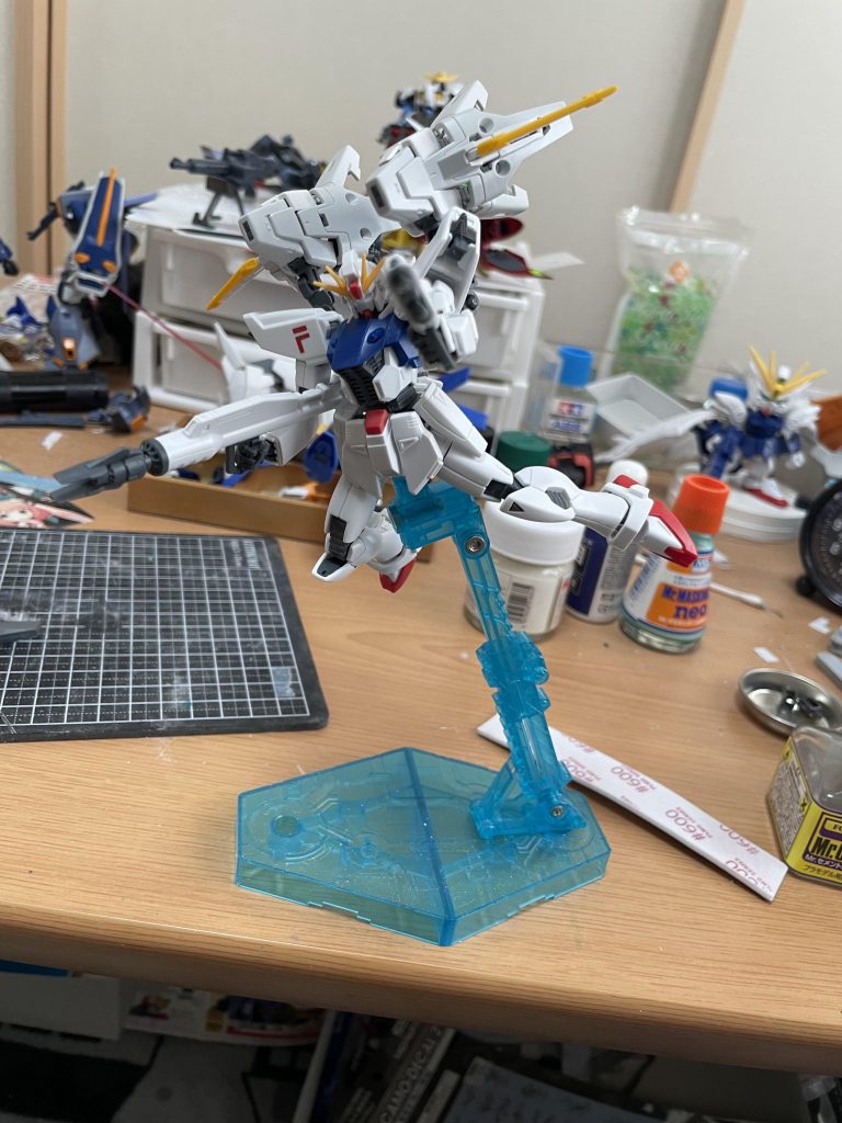 製作工程肩の合わせ目消し、筋彫りの彫り直し、アンテナのシャープ化、あと肩と目のシールだけ付属のシールを貼りました。それでは最後までご覧いただきありがとうございました。