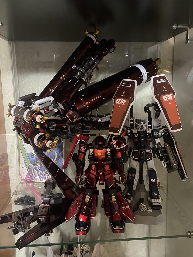 最後に前回作成のフルアーマーガンダムと並べて飾っています。バックパックの接続部が心許ないのでバラで飾ることにしました。最後まで見ていただきありがとうございました。