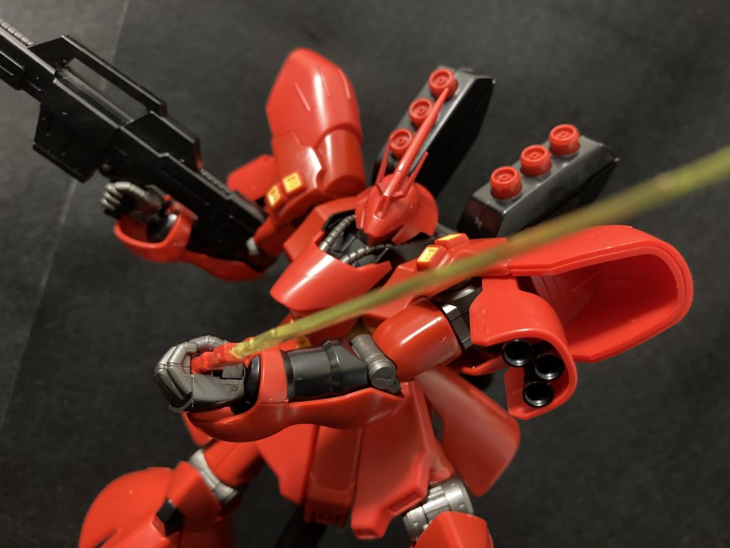 ビームサーベルも!腕部にマウントされた珍しいタイプですね!ビームサーベルマウント部は固定されており取り外しなどはできませんね