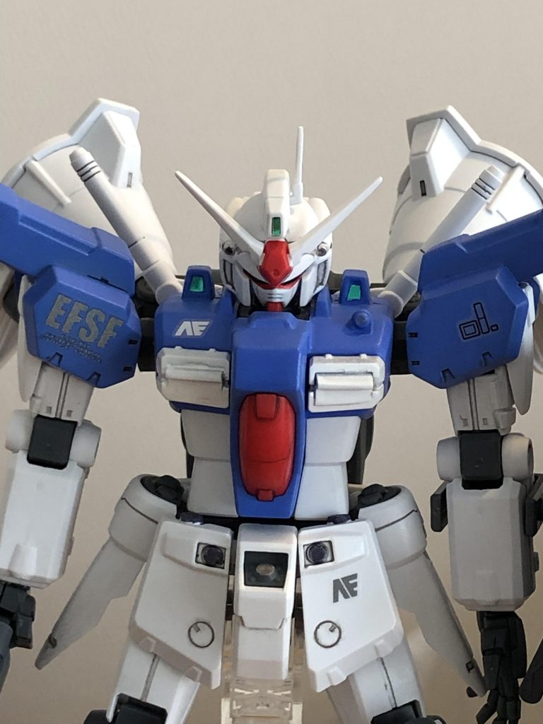 バストアップ。デカールは「0083」専用のガンダムデカールを使用しました。たまたま、比較的新しいキット制作→次に旧いキットの制作、という順番が続きました。そのため、軸接続の関節部分を変更し稼働域を上げようと思いつきました。メジャーな改造方法のようですが、自分にとっては大改造の部類でした…。