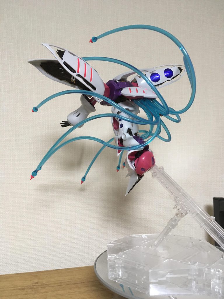 全部後ろにくっついてます。接着しないとポキポキ外れますので注意ですね。引いたアングルで見るとエフェクトキッドのデカさがわかります！