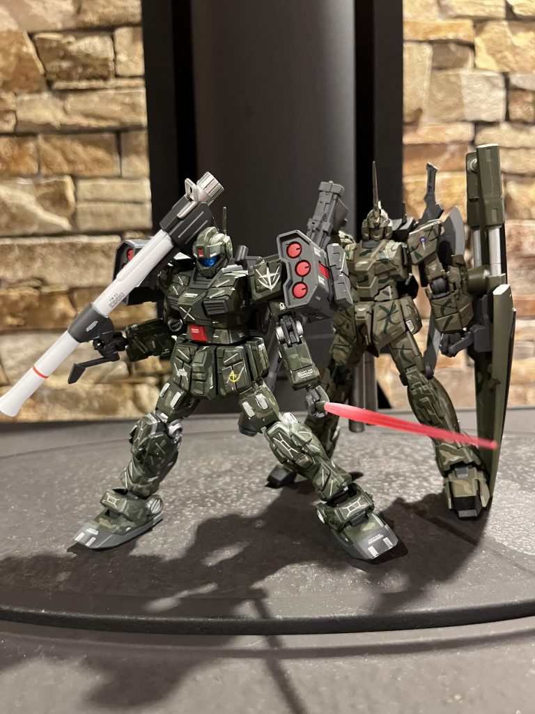 だいぶ前に作った迷彩柄のユニコーンガンダムと並べて撮りました！😄