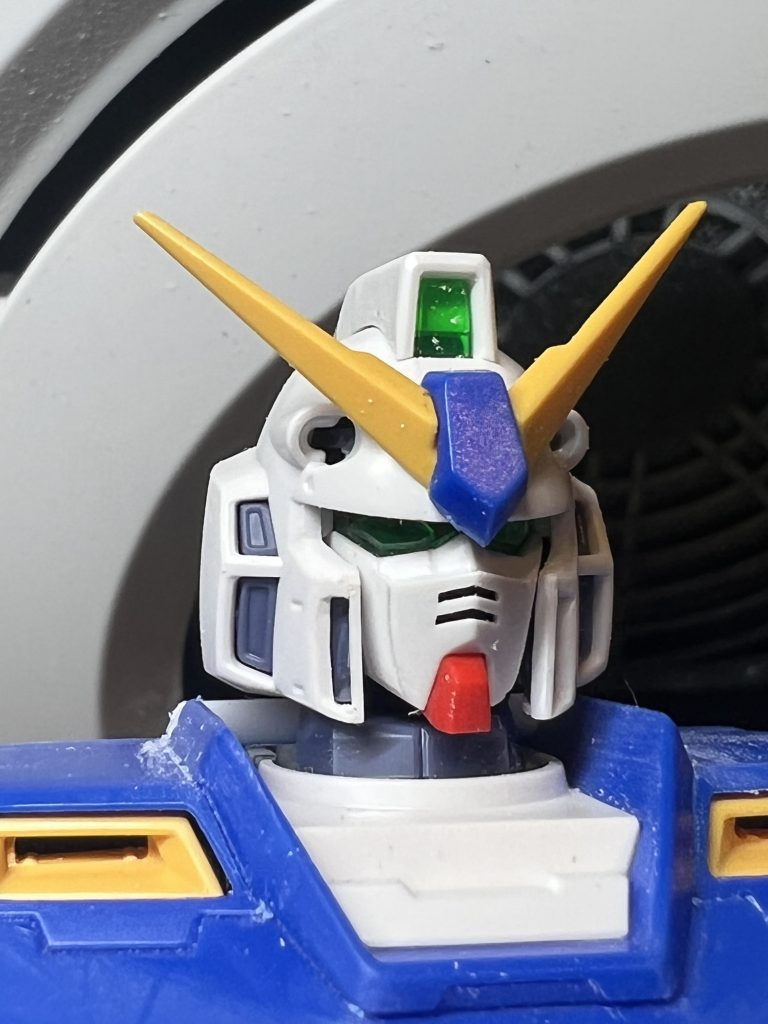 頬周り切り取りプラ板で製作トサカもプラ板製作