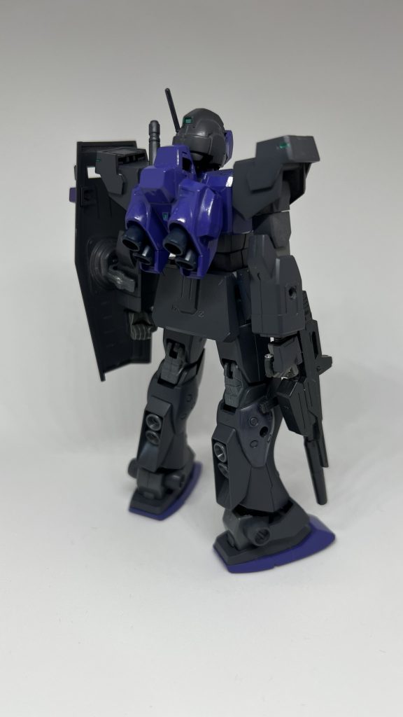 配色はパワードジムのようにバックパックも体と同じ色をしてみたかったためこのような配色にまた持っていたスプレーを使ってみたくてミスターカラーのグレーを使用したのですが、タミヤと違って少し擦っただけで禿げてくのでびっくりしました