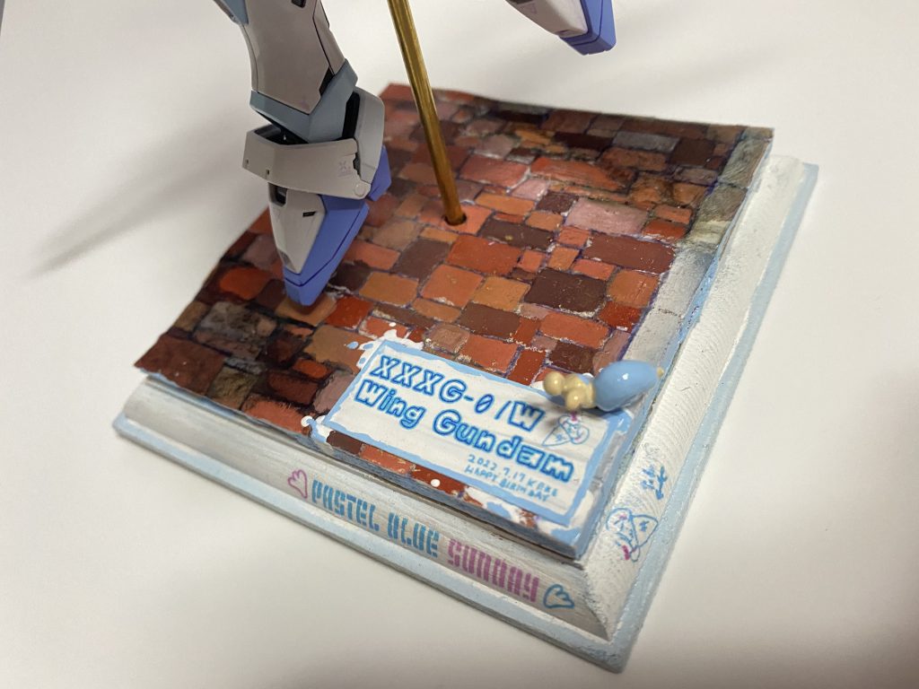 めちゃくちゃしんどかった(楽しかった)レンガ道と水たまりの台座。朝のお散歩にもおめかしして綺麗に出かけるウイングガンダムは汚さず綺麗にしましたが台座は割と汚めです。なんかの表現なんすよ(ﾄﾞﾔｧ...)と言いたい所ですがこういうの作るの初めてでなんとか形になったのがこの感じでした。