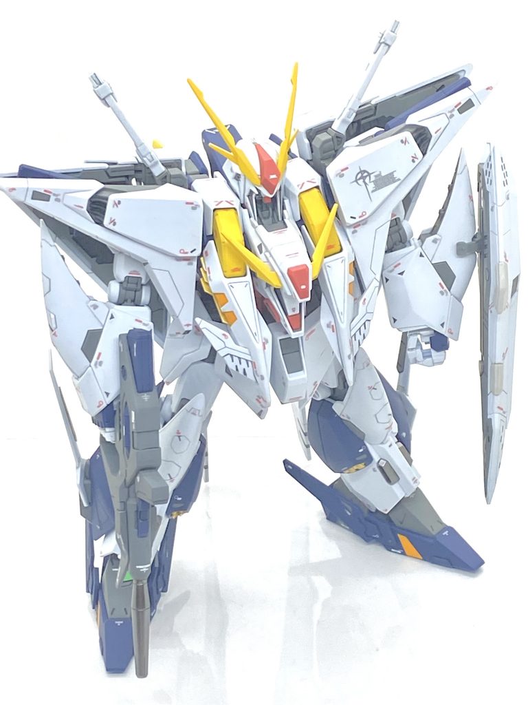 今回は閃光のハサウェイ用のデカールは販売されていますのでそれを貼っていくのですが・・・指定された通りですと恐らく100枚位ですが各ブロックにそれの2～3倍はデカールを貼りましたから全部で250枚以上はデカール貼ったと思います。閃光のハサウェイ用のもジャンクのRG用のも非常に細かいデカールが多く、その為に枚数が嵩んでしまいます。マークセッター付けてから綿棒で水分を出すのですが・・・暑いせいかデカールが綿棒にくっ付いてしまって駄目にしまう事が大変多く、10枚近く駄目にしてしまい苦労しました。