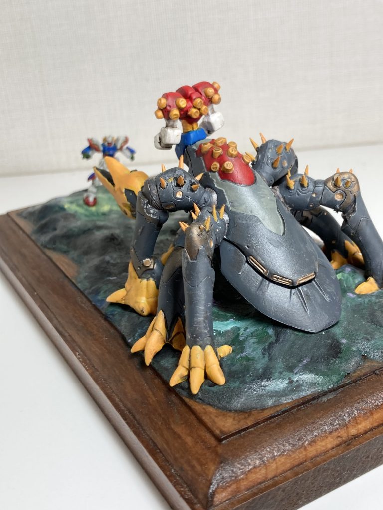 デビルガンダムの脚部の黄色いトゲトゲを、100均のお弁当用ピックを細く削って埋め込みました。また、両腕のツメを開いた状態に改造しました。