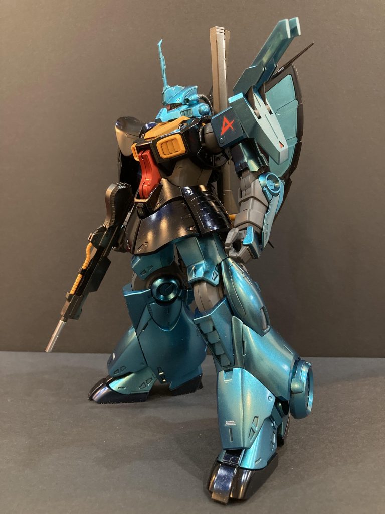 肩にはνガンダム で使用した、アムロマークをつけてみました。最初はミスターカラーのクリスタルカラーのターコイズグリーンで塗っていましたが、ちょっとムラとグリーンがつよ過ぎたので、メタリックグリーンとメタリックブルーを調合して上から追い塗装しました。