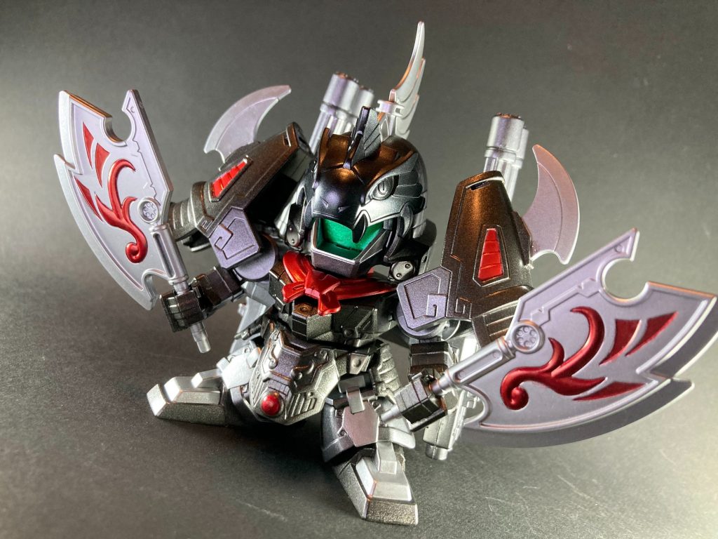 〜〜〜〜〜〜〜〜〜〜〜〜SD三国伝の徐晃サーペントを作りました。魏の五将軍の一人として武名の誉れ高き徐晃将軍の演者MSには、『新機動戦記ガンダムW Endless Waltz』よりマリーメイア軍の量産型MSサーペントが設定されています。今回、サーペント本来のカラーリングに重火器で武装した徐晃、というコンセプトでオリジナル要素も組み込んで製作しました。