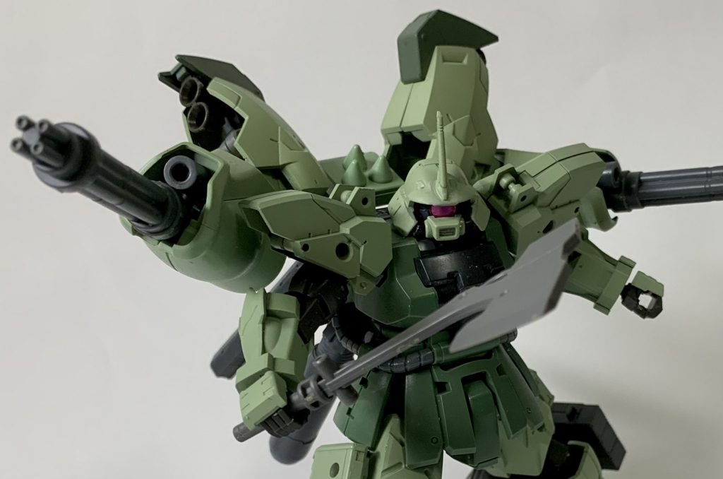 武器腕はバックパックに移動しましたが、この配置でも結構柔軟に可動します。