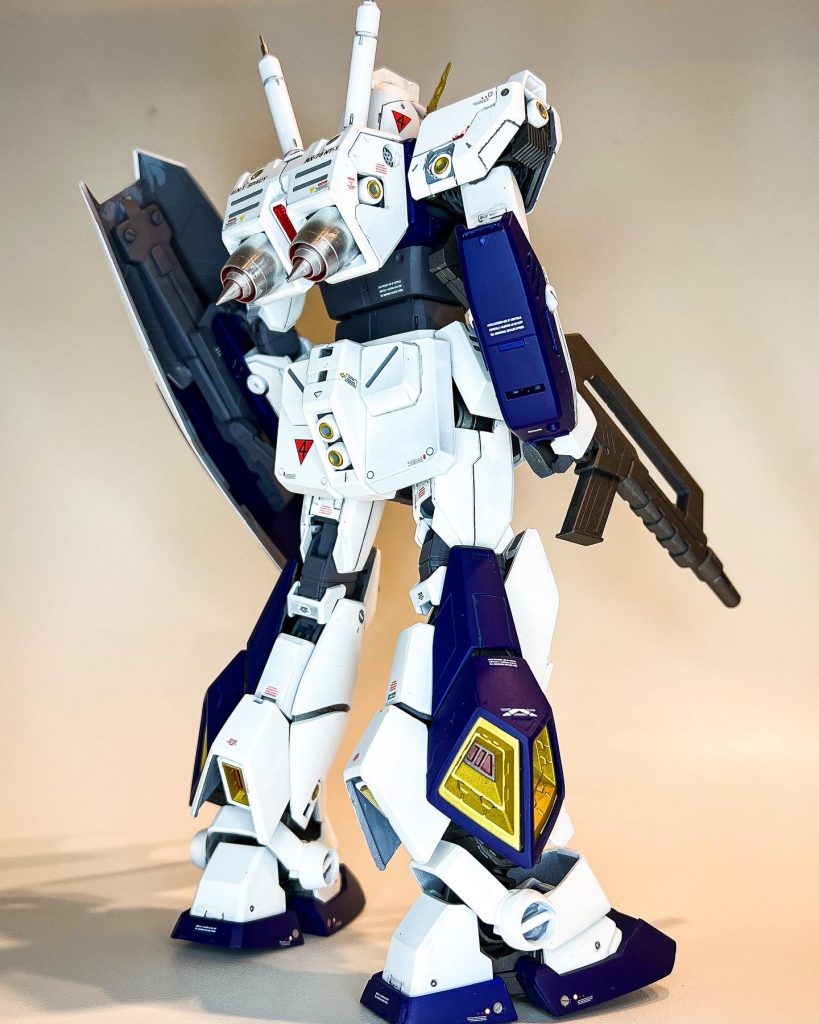 胴体延長、肩アーマー取り付け位置嵩上げ。腰アーマー幅詰め、脛アーマー膝の高さ増し、幅増し、爪先延長。頬周りとトサカの作り替え。