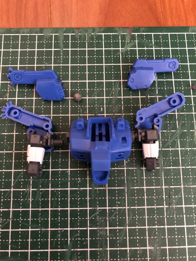 ボールジョイント部分の改造です。受け側に「HGUC203」Zガンダムで余ったポリパーツを使用。それを削ったボディに嵌め込みました。ただこの径が4.5㎜らしく、挿し側(腕側)のボール部は、市販パーツの5.0㎜のボールを削っていき、合わせました。