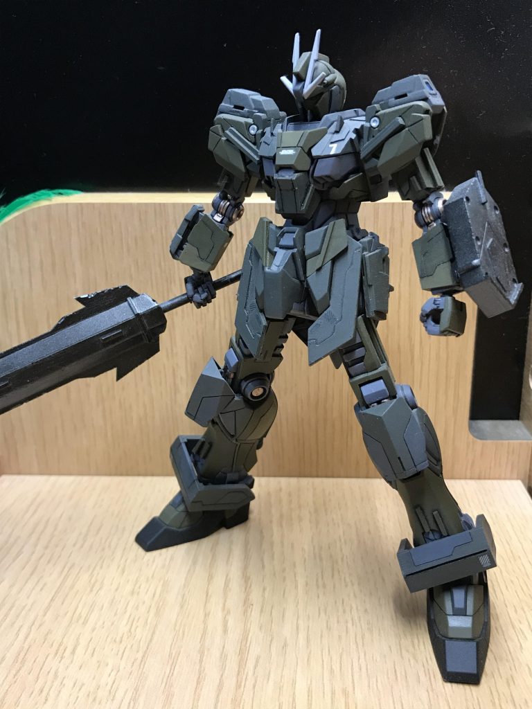 全体像です。頭部/肩部/腰部/前腕部/脚部の形状変更、二の腕/コックピット部の装甲追加、武装の完全新規化など、全体的にいじりました。