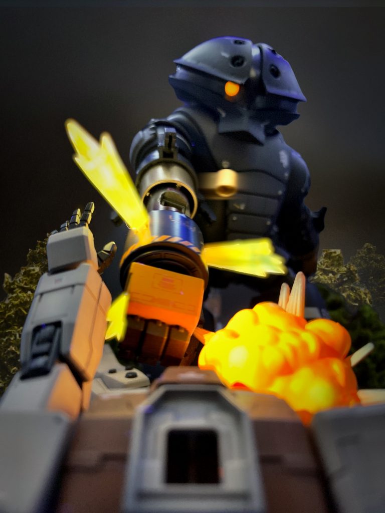 試作内蔵格闘兵装ミョルニル技術試験報告書地上における評価試験の最中、連邦のMS2機との遭遇戦に突入。 オプション兵装のヒートソードによる白兵戦、並びにミョルニル3弾を放てり。その威力抜群にして、終始敵機を圧倒、2機を破壊せしむ。 しかれども右腕ミョルニルのシャフトを破損、試験続行を断念す。アッガイの厚い耐圧殻はミョルニルの反作用をよく受け止めたが、その分ミョルニル自身が受ける衝撃が増加したものと愚行する。この出来事ののちアッガイは現地配備となったが、ミョルニルが使用されることはなかったと聞く…